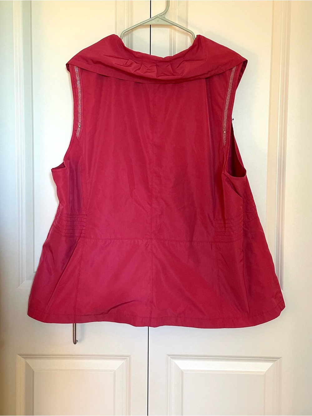 Raspberry colored vest - Picture 2 of 4